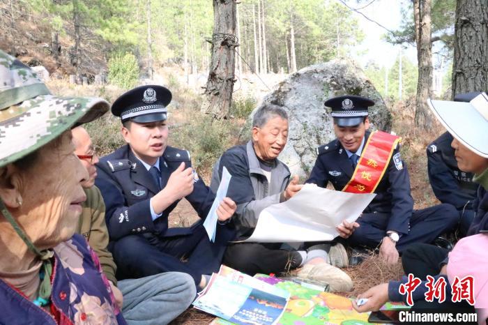 圖為竹瓦根邊境派出所民警為轄區群眾宣講森林防火常識。 竹瓦根邊境派出所 供圖