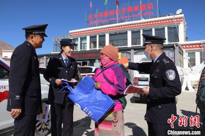 圖為日土邊境派出所民警在選轄區宣講國家安全知識。 任博 攝