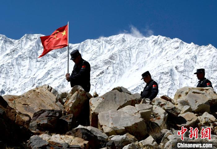 底雅邊境派出所民警夏永軍(左一)在巡邏中。