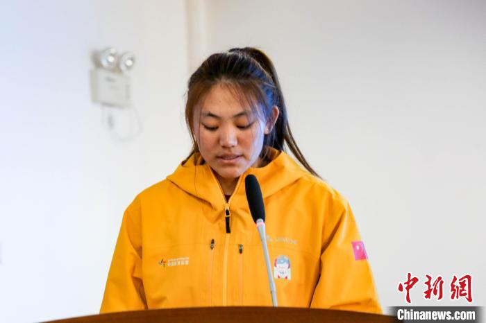 運動員代表擁青拉姆發言?！∝暣_ 攝