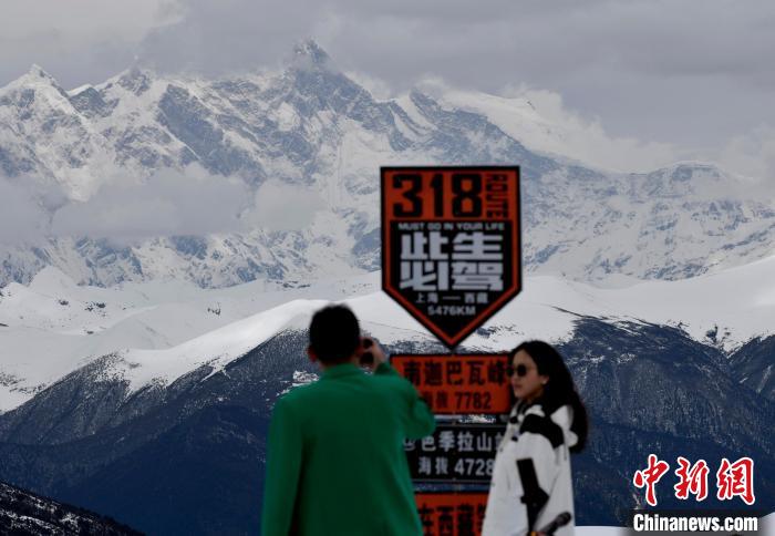 圖為5月14日，西藏林芝色季拉山觀景臺，游客遠眺南迦巴瓦峰。　　李林 攝
