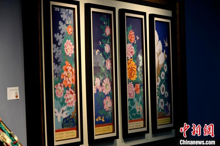 圖為5月16日，展覽中新創唐卡作品《四季花》。　李林 攝