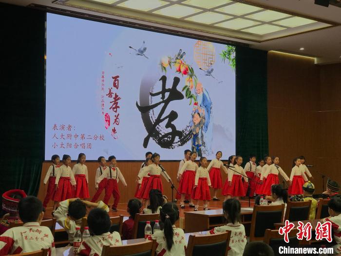 圖為中國人民大學附屬中學第二分校的小朋友們合唱?！￡惤ㄐ?攝