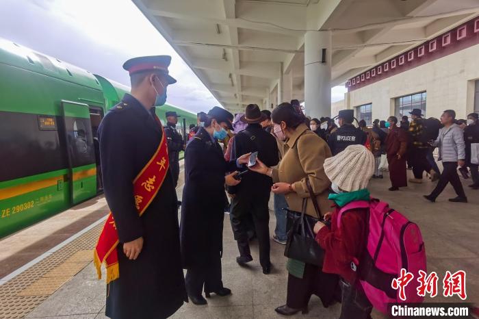日喀則火車站工作人員引導(dǎo)乘客乘坐高原復(fù)興號(hào)?！《飞降?攝