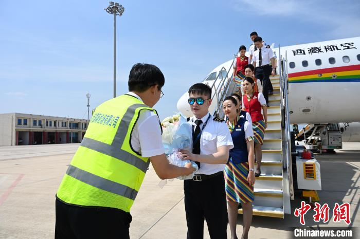 圖為機組順利抵達后獲贈祝賀。　趙朗 攝