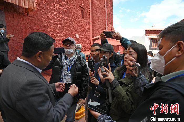 圖為中外媒體采訪布達拉宮管理處相關負責人?！≮w朗 攝