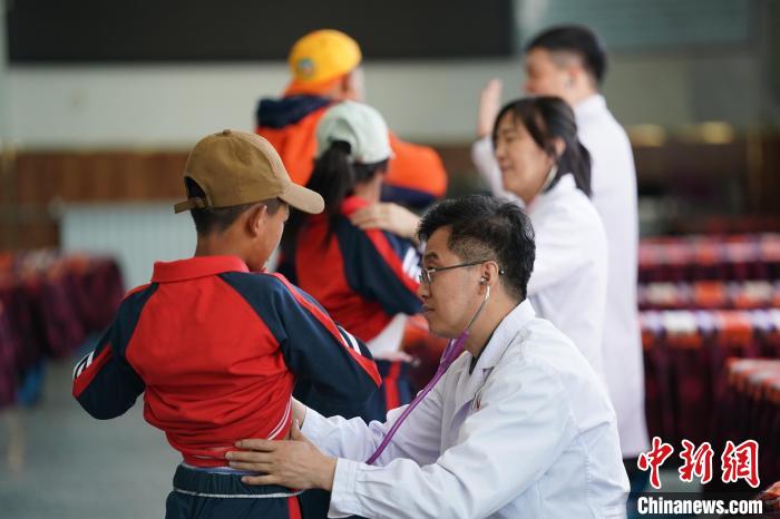 6月26日，西藏日喀則特校的孩子參加先心病篩查?！√K丹 攝