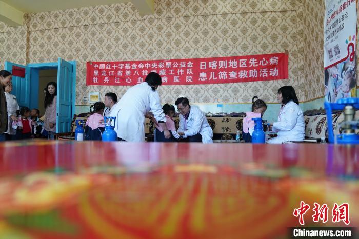 6月27日，西藏康馬縣雙語幼兒園的孩子參加先心病篩查?！√K丹 攝