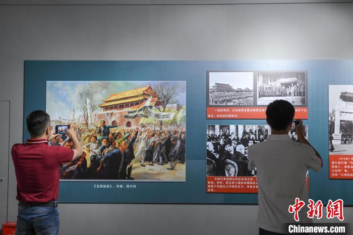 圖為市民參觀《曙光·偉業——五四運動與中國共產黨的成立》“七一”特展?！∝暩聛硭?攝