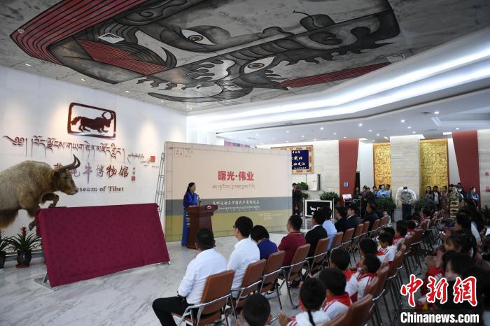 圖為《曙光·偉業——五四運動與中國共產黨的成立》“七一”特展開幕儀式現場?！∝暩聛硭?攝