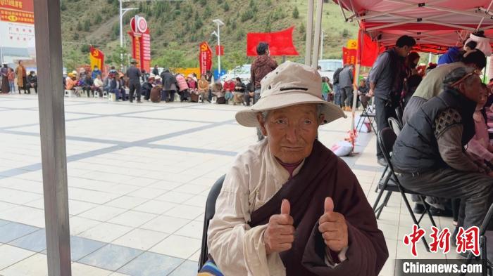 西藏自治區昌都市左貢縣田妥鎮義診點，藏族奶奶對義診志愿者表示肯定。　曹旭帆 攝