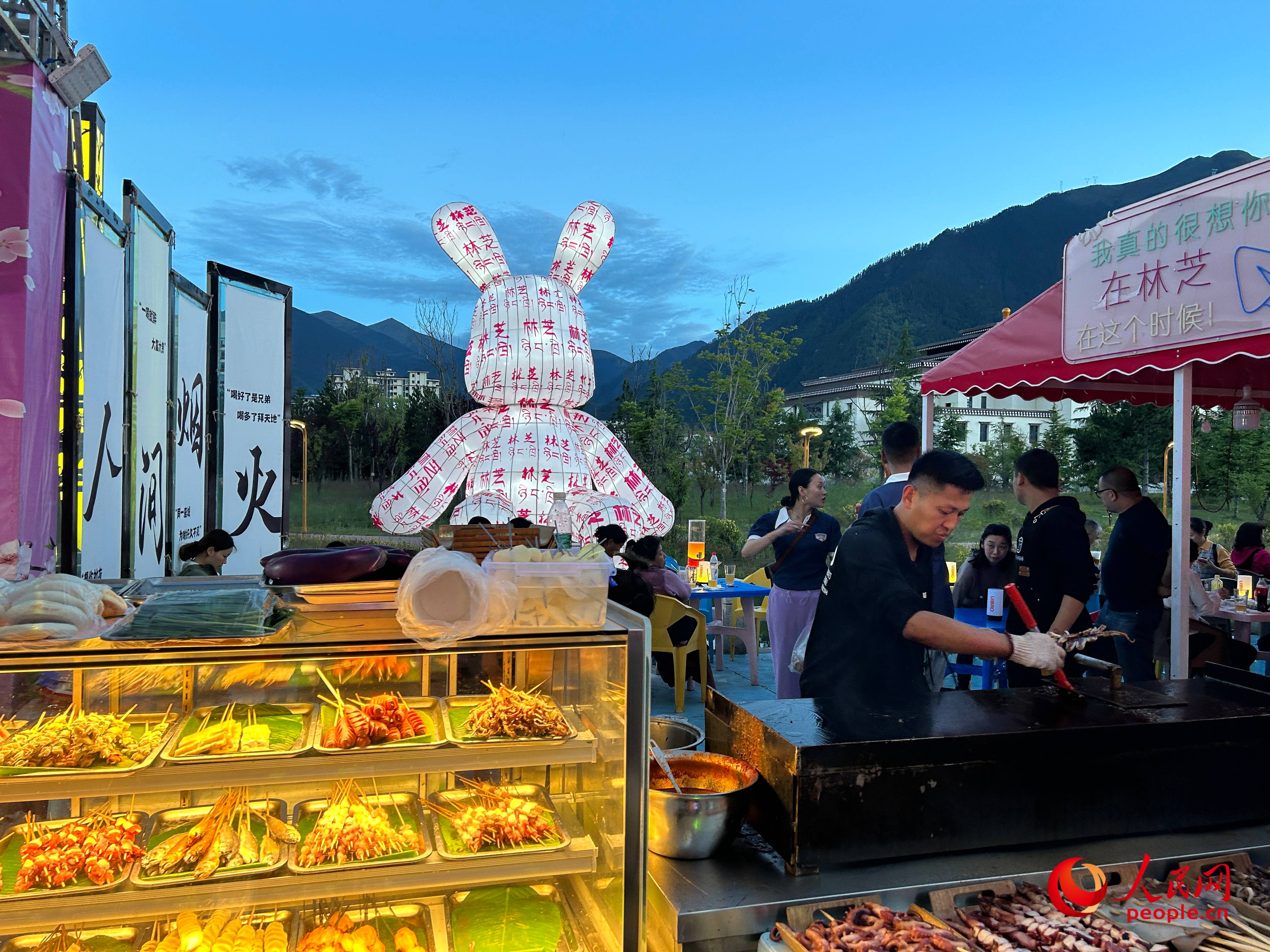 工布公園里的夜市，滿滿“煙火氣”。人民網 周靜圓攝