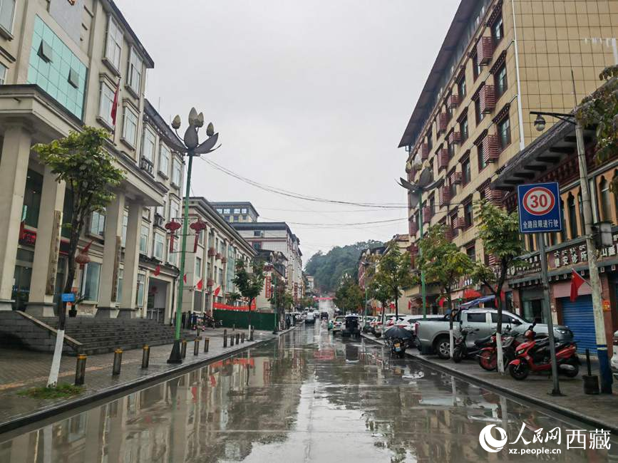 如今的墨脫縣城一應(yīng)俱全。人民網(wǎng) 李海霞攝