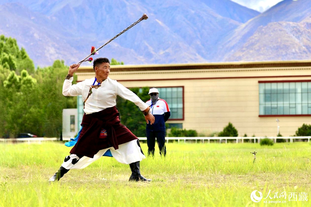 參賽選手在拉薩首屆農(nóng)牧民運(yùn)動(dòng)會(huì)上進(jìn)行“古朵”比賽（“古朵”指的是用牦牛毛或者山羊毛編織成的拋石繩，可以將石頭投擲到較遠(yuǎn)的地方，是牧民們用來(lái)放牧的工具）。