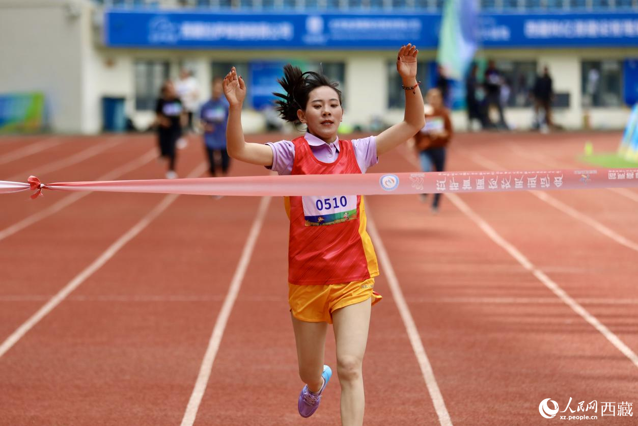 女子400米競(jìng)速賽實(shí)況。