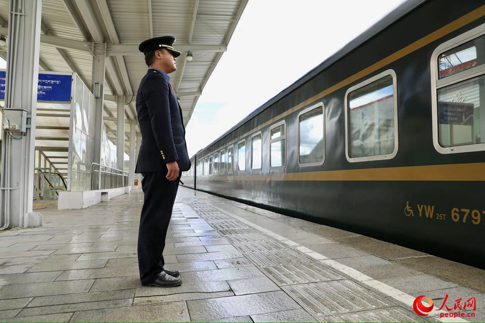 即將開往上海的列車。人民網記者 次仁羅布攝