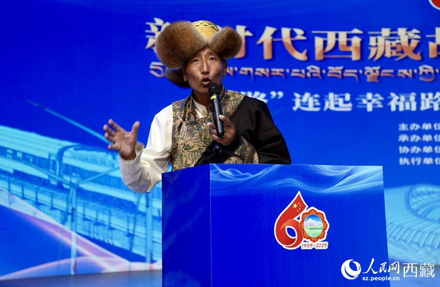 山南市隆子縣三安曲林鄉三林村黨支部副書記扎西次仁作分享報告。人民網記者 次仁羅布攝