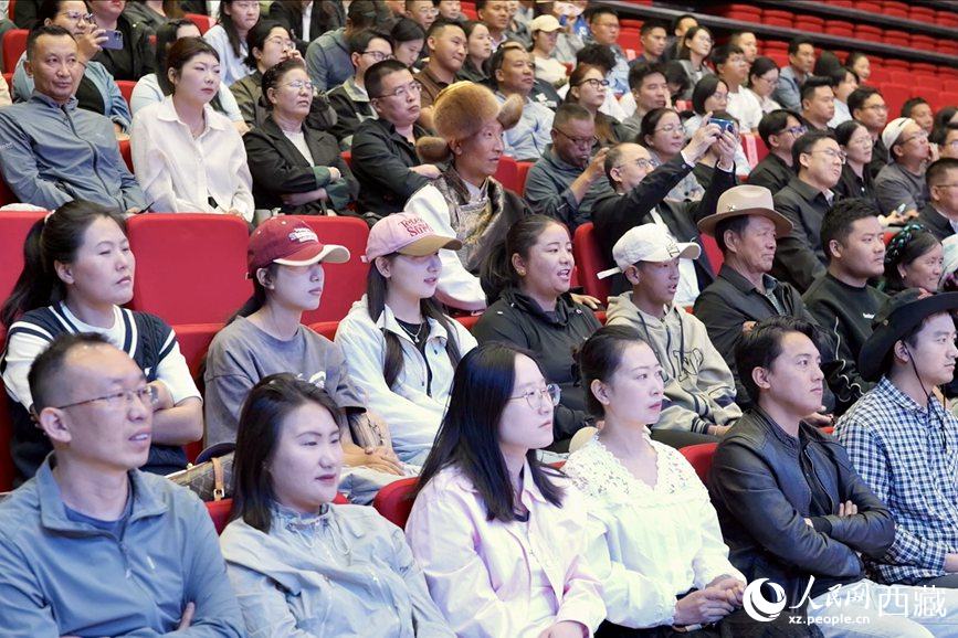 300余名干部職工、群眾代表在現場聆聽講座。人民網記者 次仁羅布攝