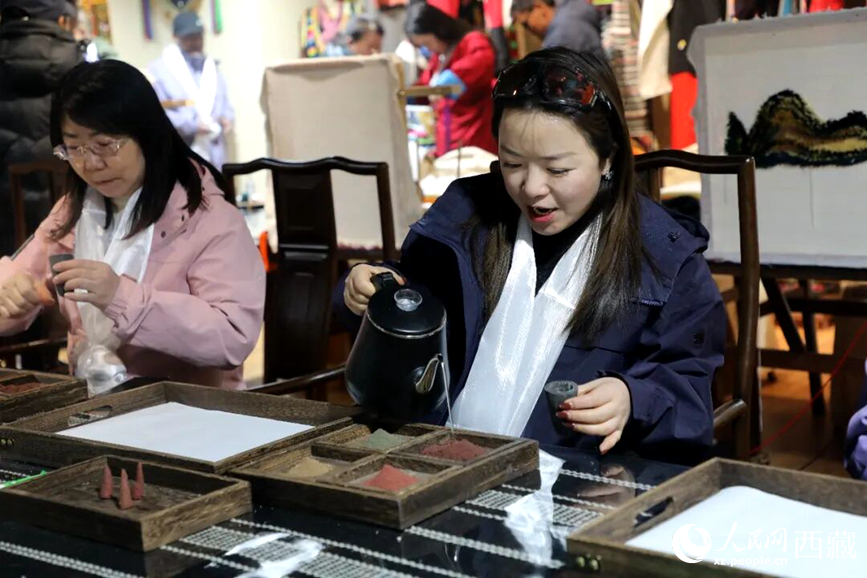 游客在“雅礱里”文化藝術(shù)街區(qū)非遺展館體驗(yàn)制作藏香。在工作人員的指導(dǎo)下，游客親手揉搓香泥、壓制成型，感受藏族傳統(tǒng)非遺技藝的魅力。人民網(wǎng)記者 吳雨仁攝