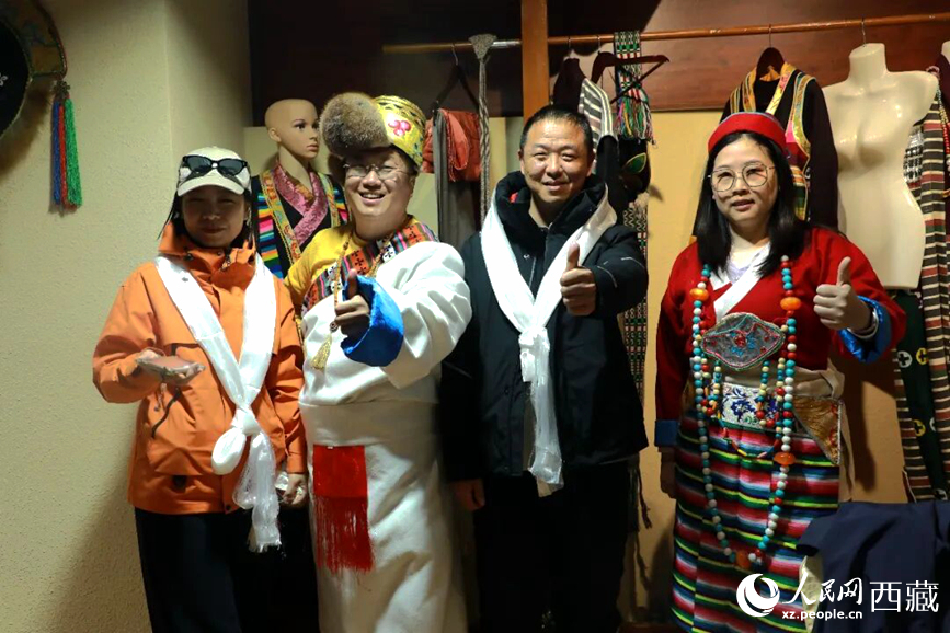游客在扎西曲登社區(qū)體驗(yàn)藏族服飾文化。大家身著色彩鮮艷的藏裝，佩戴特色飾品，臉上洋溢著喜悅的笑容。人民網(wǎng)記者 吳雨仁攝