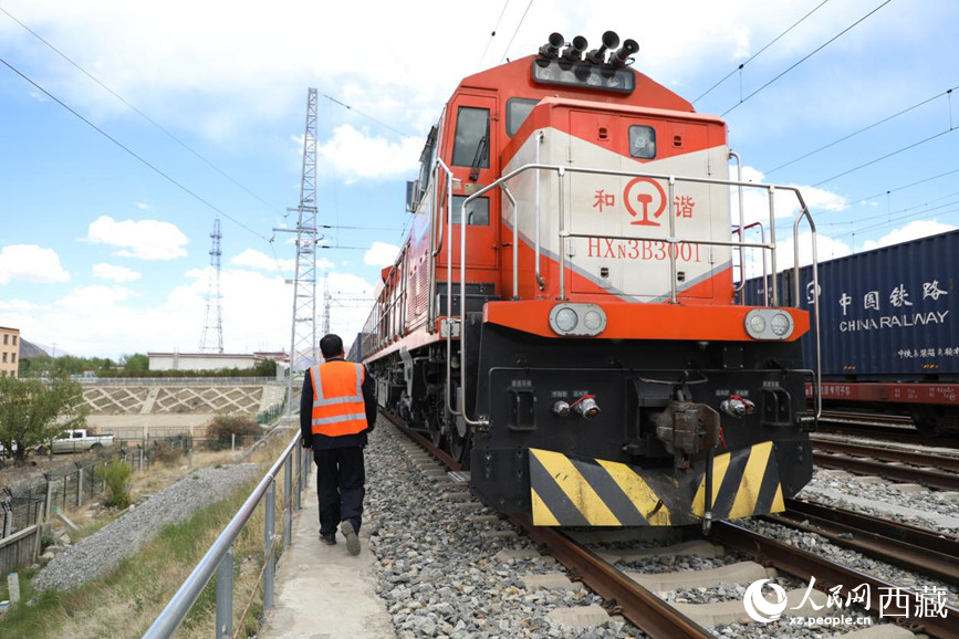 王增才正沿著軌道旁的小徑走向機車。人民網(wǎng)記者 次仁羅布攝