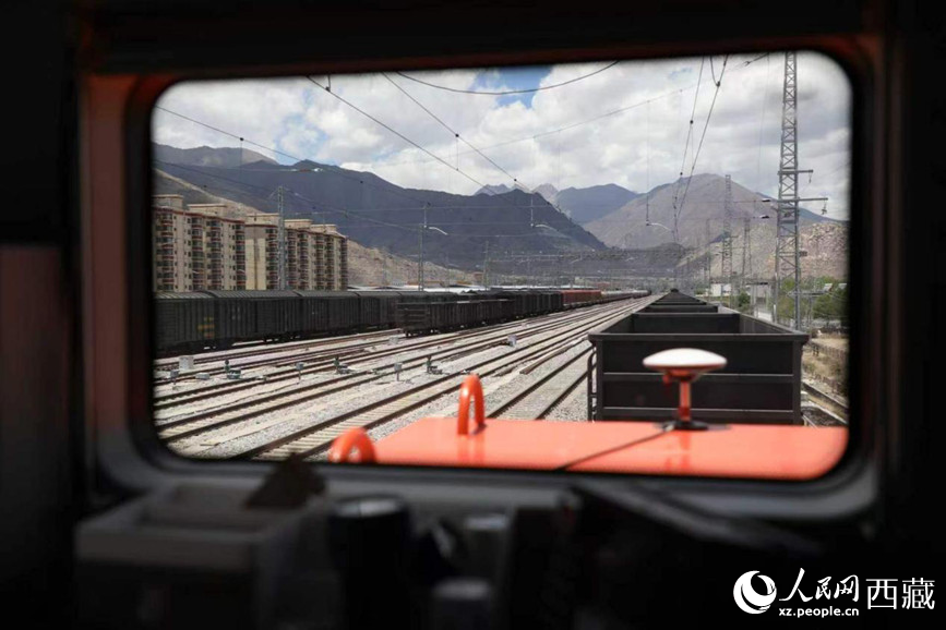 透過一方車窗，看“天路”發(fā)展變遷。人民網(wǎng)記者 次仁羅布攝