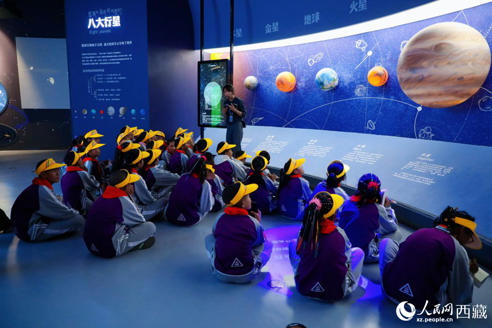 在藏域星球天文體驗館內，科普工作人員正通過巨型環幕為學生們生動講解天文知識。人民網記者 次仁羅布攝