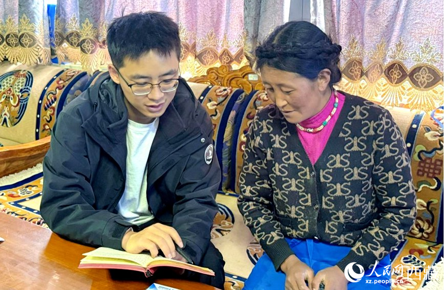 郝煜（左一）走訪入戶。人民網(wǎng)記者 李海霞攝