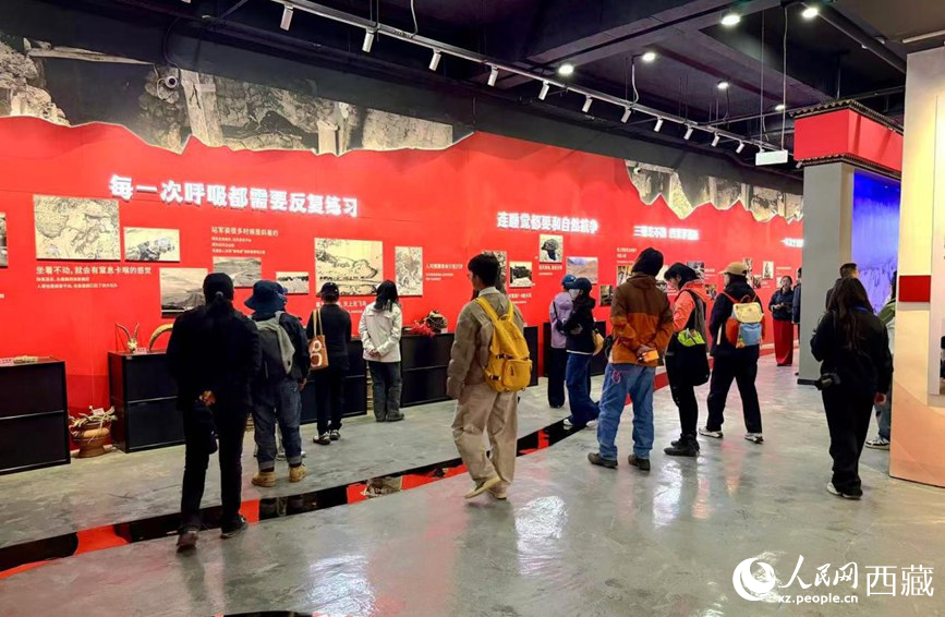 游客來到普瑪江塘鄉(xiāng)紅色教育陳列館參觀。人民網(wǎng)記者  次仁羅布攝