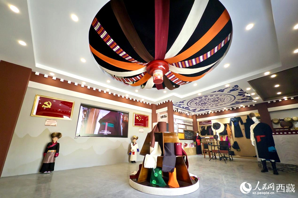 圖為克西氆氌文化傳承館內(nèi)部，穹頂設計色彩斑斕，展陳著精美的傳統(tǒng)服飾與文創(chuàng)產(chǎn)品。人民網(wǎng)記者 次仁羅布攝