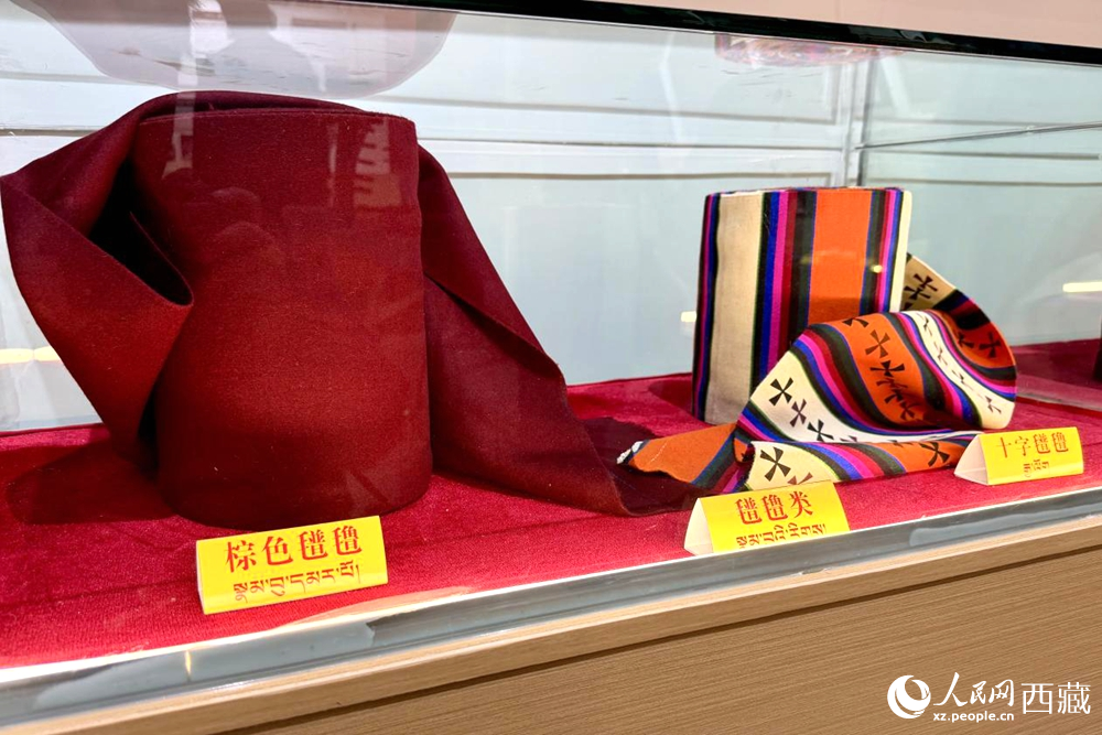 圖為展館內(nèi)的氆氌品類展柜里整齊疊放著棕色氆氌與極具民族特色的十字氆氌。人民網(wǎng)記者 次仁羅布攝