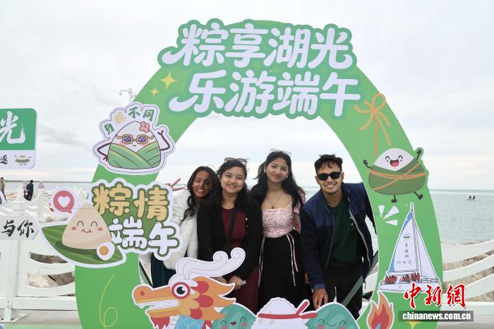 尼泊爾青年青海湖畔感受人與自然和諧共生