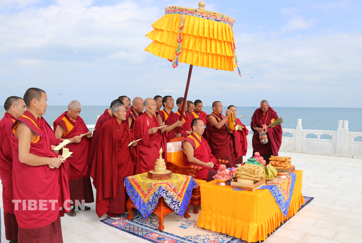 班禪大師在青海湖邊的祭湖臺前誦經祈禱。攝影： 噶哇扎西.jpg