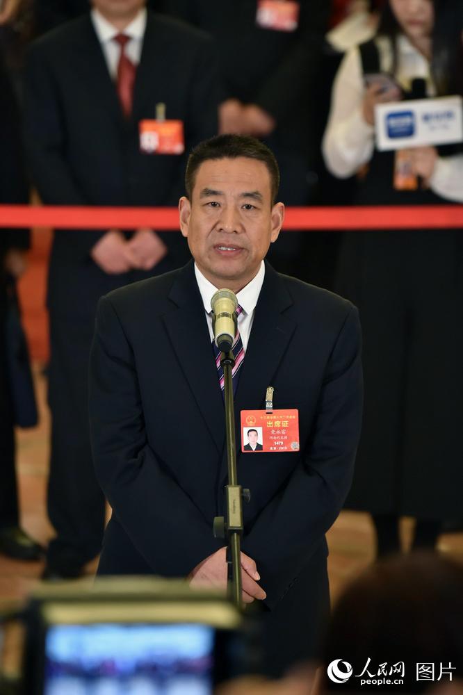 全國人大代表、河南遠東生物工程公司技術部部長黨永富回答記者提問。