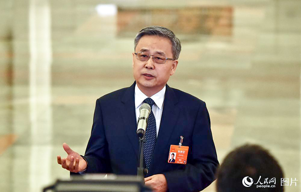 中國銀行保險監督管理委員會主席郭樹清回答記者提問。