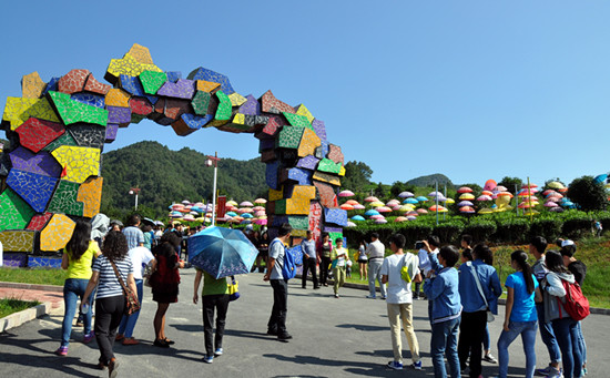 湄潭縣茶旅一體助農增收。圖為湄潭“七彩部落”景區 瞿欣含攝_副本.jpg