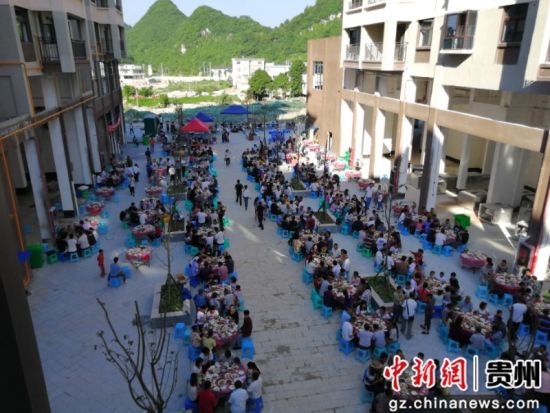 花溪區易地扶貧搬遷安置點2019年端午節長桌宴活動現場.