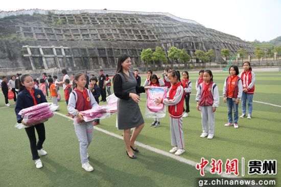 修文縣組織搬遷戶子女開展戶外拓展活動，捐贈愛心物資。