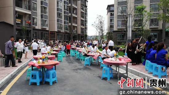 烏當區“感黨恩聽黨話跟黨走”暨易地扶貧搬遷“共筑行動”啟動儀式長桌宴布置現場。