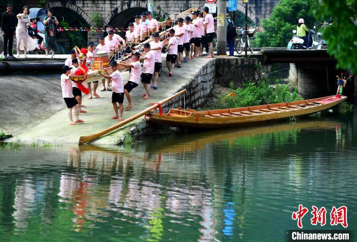 僑鄉(xiāng)福州長樂:新龍舟下水迎端午