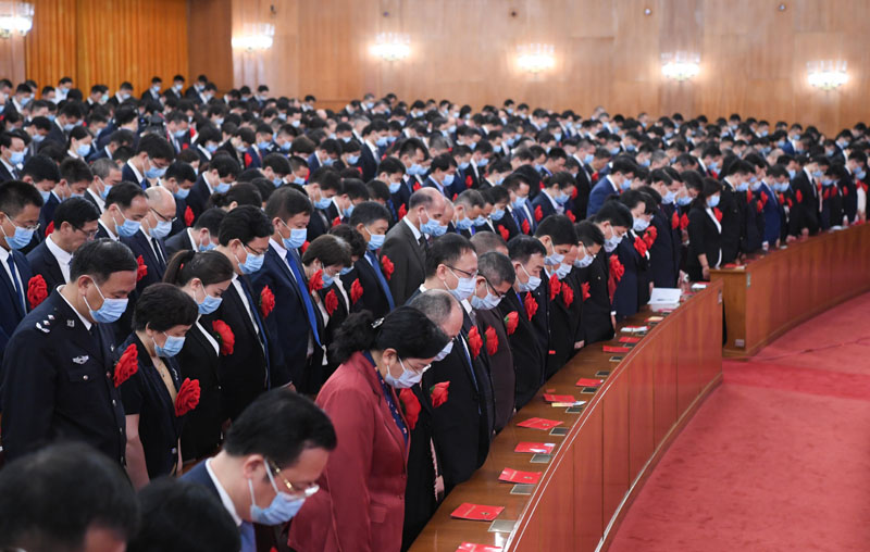 2020年9月8日上午，全國抗擊新冠肺炎疫情表彰大會在北京人民大會堂隆重舉行。這是全場肅立，向新冠肺炎疫情犧牲烈士和逝世同胞默哀。