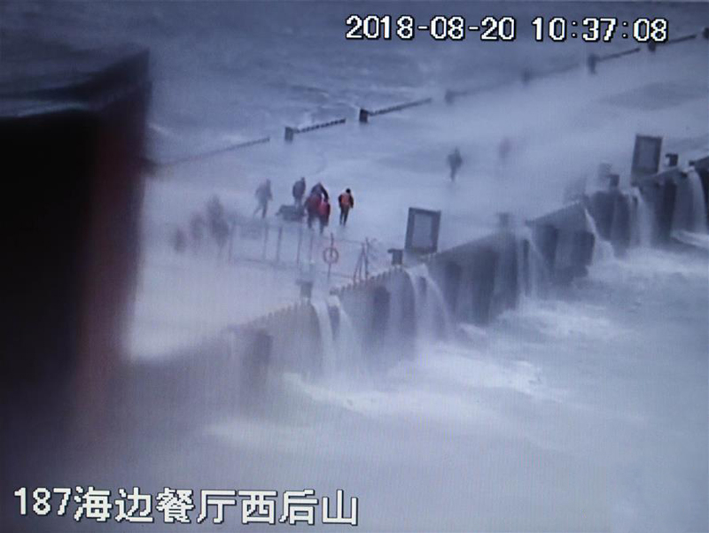 這是翻拍的2018年8月20日現場監控錄像。錄像記錄了黃群、宋月才、姜開斌等同志搶救國家某重點試驗平臺的場景。