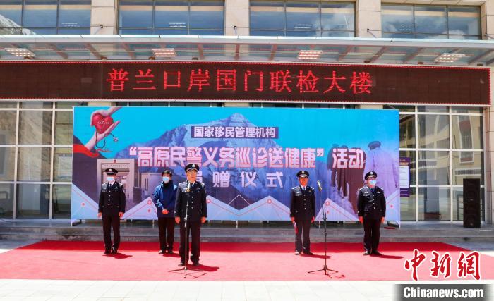 圖為捐贈儀式現場。　格熱 攝