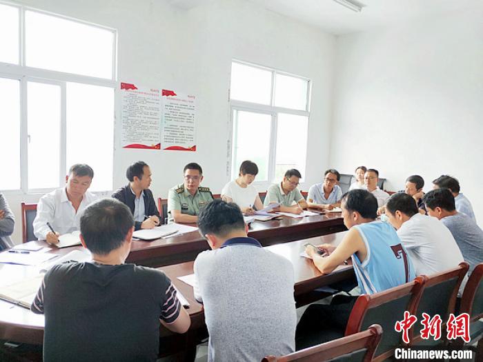 徐欣在屯上村召開座談會，與鄉(xiāng)政府領導和村支兩委共商 (資料圖) 鐘欣 攝