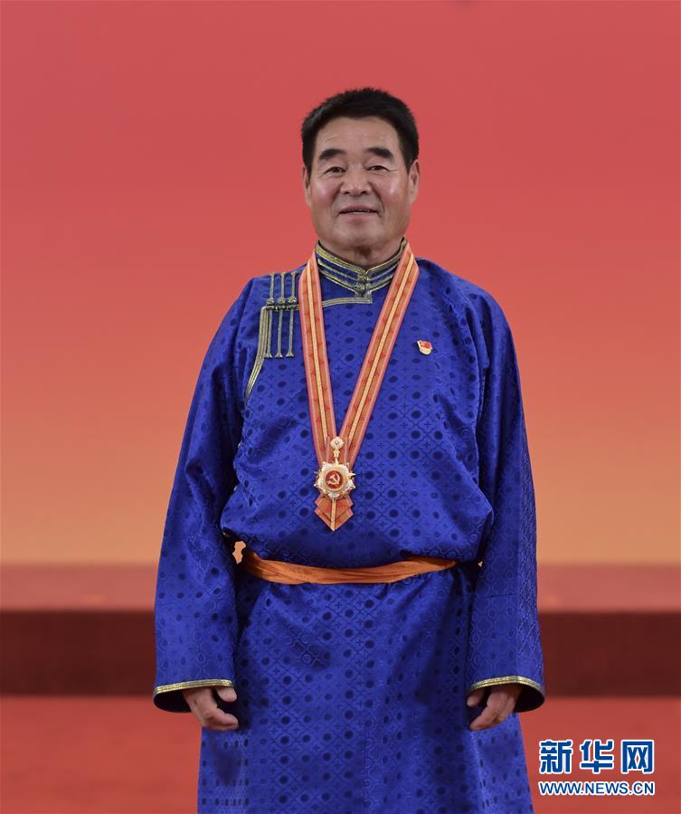 （奮斗百年路　啟航新征程·“七一勛章”獲得者·圖文互動(dòng)）（2）“草原之子”廷·巴特爾：讓草原綠起來，幫牧民富起來