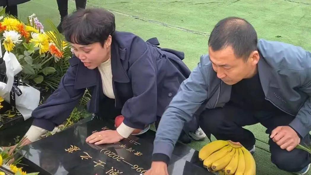 悼念戍邊烈士王焯冉：全國各地近五萬人自發獻花祭英烈，奶奶仍在等孫子回家