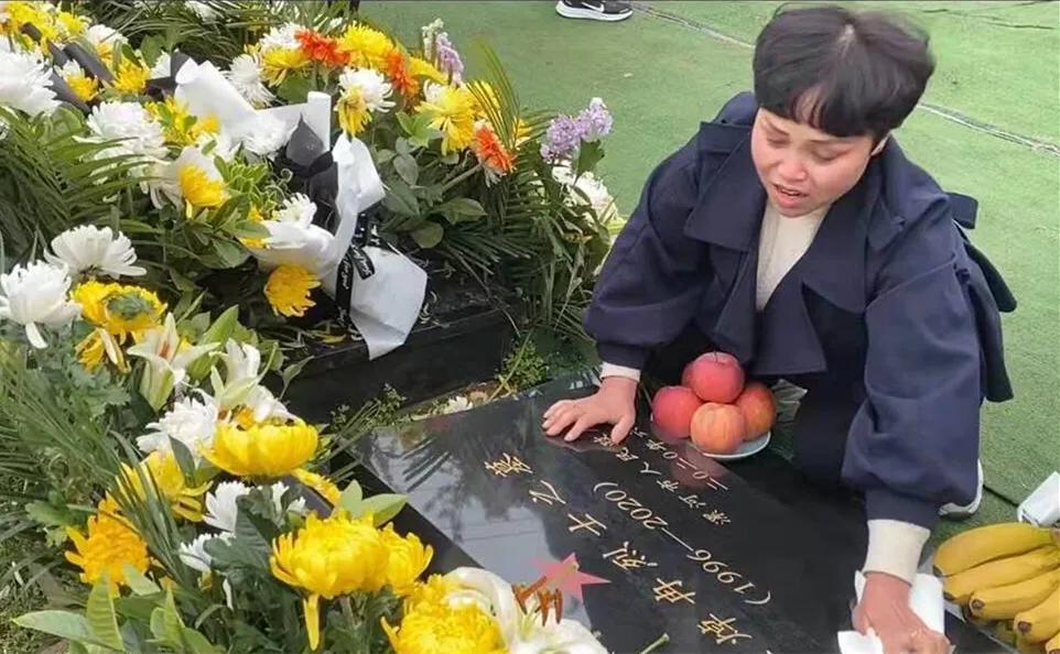 悼念戍邊烈士王焯冉：全國各地近五萬人自發獻花祭英烈，奶奶仍在等孫子回家