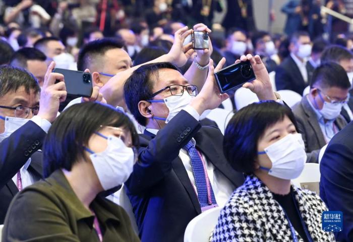11月9日，參會者在開幕式現(xiàn)場拍照。當(dāng)日，2022年世界互聯(lián)網(wǎng)大會烏鎮(zhèn)峰會在浙江烏鎮(zhèn)開幕。新華社記者 李賀 攝