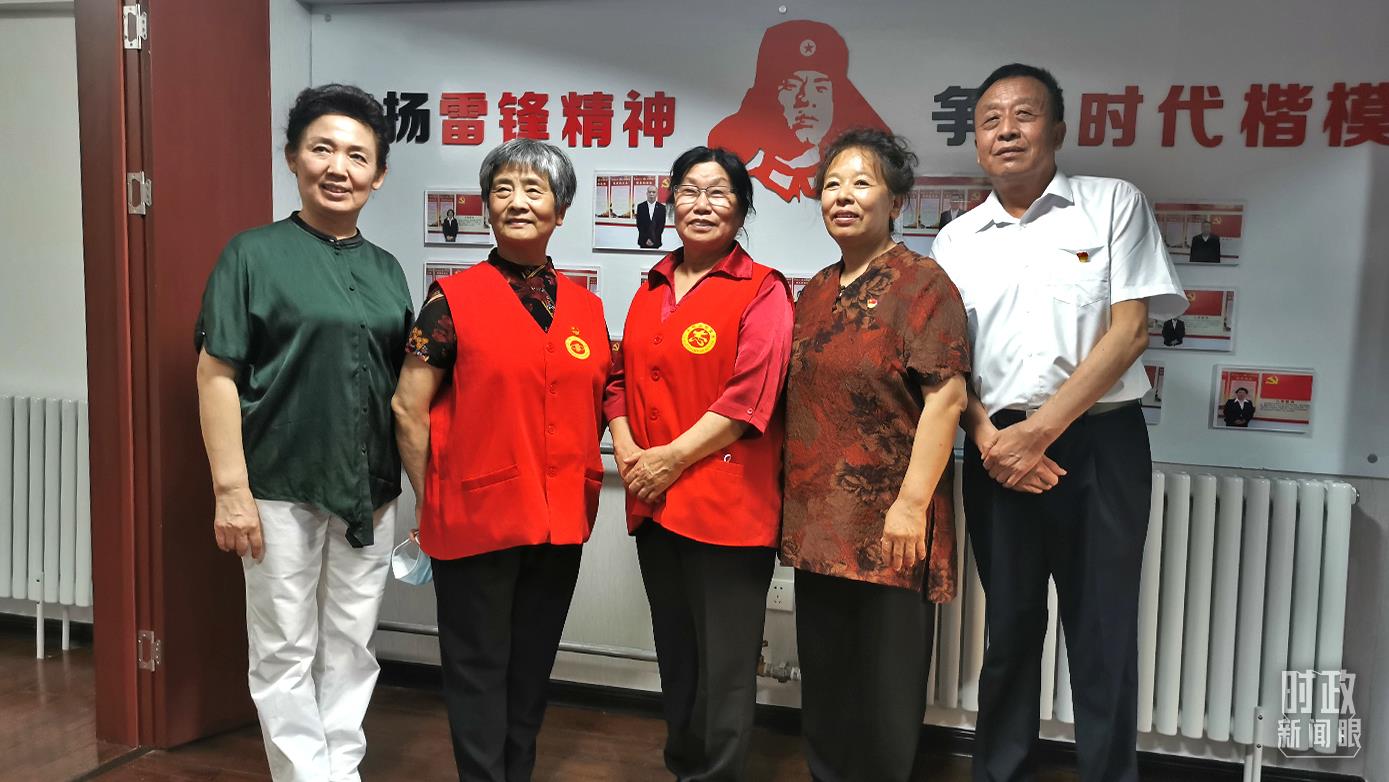 2021年8月，習(xí)近平到承德濱河社區(qū)居家養(yǎng)老服務(wù)中心調(diào)研。這是服務(wù)中心的志愿者代表。（總臺(tái)央視記者覃思拍攝）