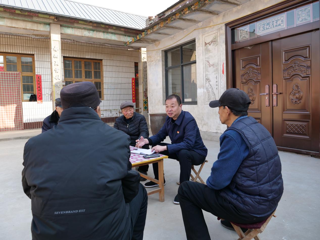 2023年全國兩會(huì)前夕,全國人大代表、廣平縣后南陽堡村黨支部書記王建廣和村民座談。(受訪者供圖)